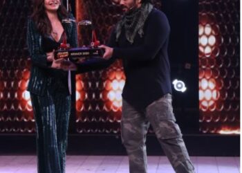 KarishmaTanna gets crowned as the winner of KhatronKeKhiladi