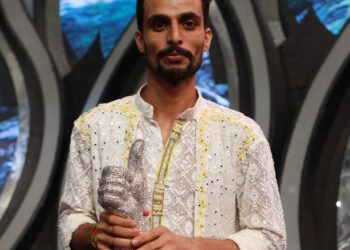 Akash Singh lifts the trophy of COLORS’ ‘Hunarbaaz – Desh Ki Shaan’, Yo Highness become first runners up