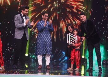 Aditya Vinod Patil lifts the trophy of COLORS’ ‘Dance Deewane Juniors’