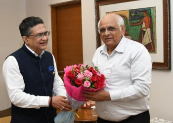 Shri Ashishkumar Chauhan, MD & CEO, NSE meets Shri. Bhupendra Patel, Gujarat’s chief minister, at the CM office, Sachivalaya in Gandhinagar, Gujarat today.
