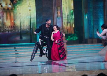 Dashing judge Suniel Shetty takes reels-making lessons from the social media sensation Varsha Kawale on COLORS’ ‘Dance Deewane’