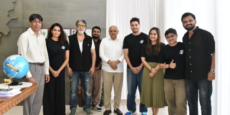 Chiranjeevi team of Get Set Go film meets CM Bhupendra Patel, CM praises the film team for the relief work they are doing